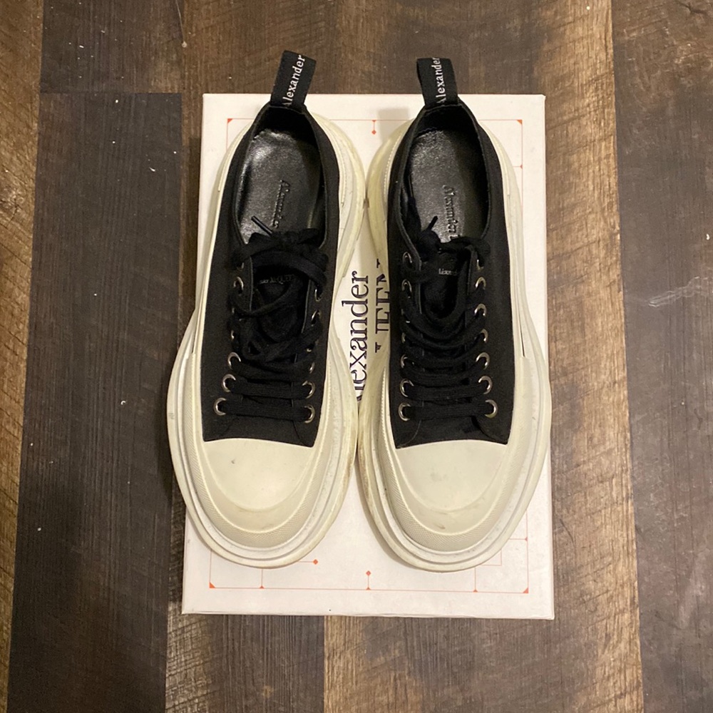 Alexander McQueen Tread Slick Lace-Up sneaker in White/Black